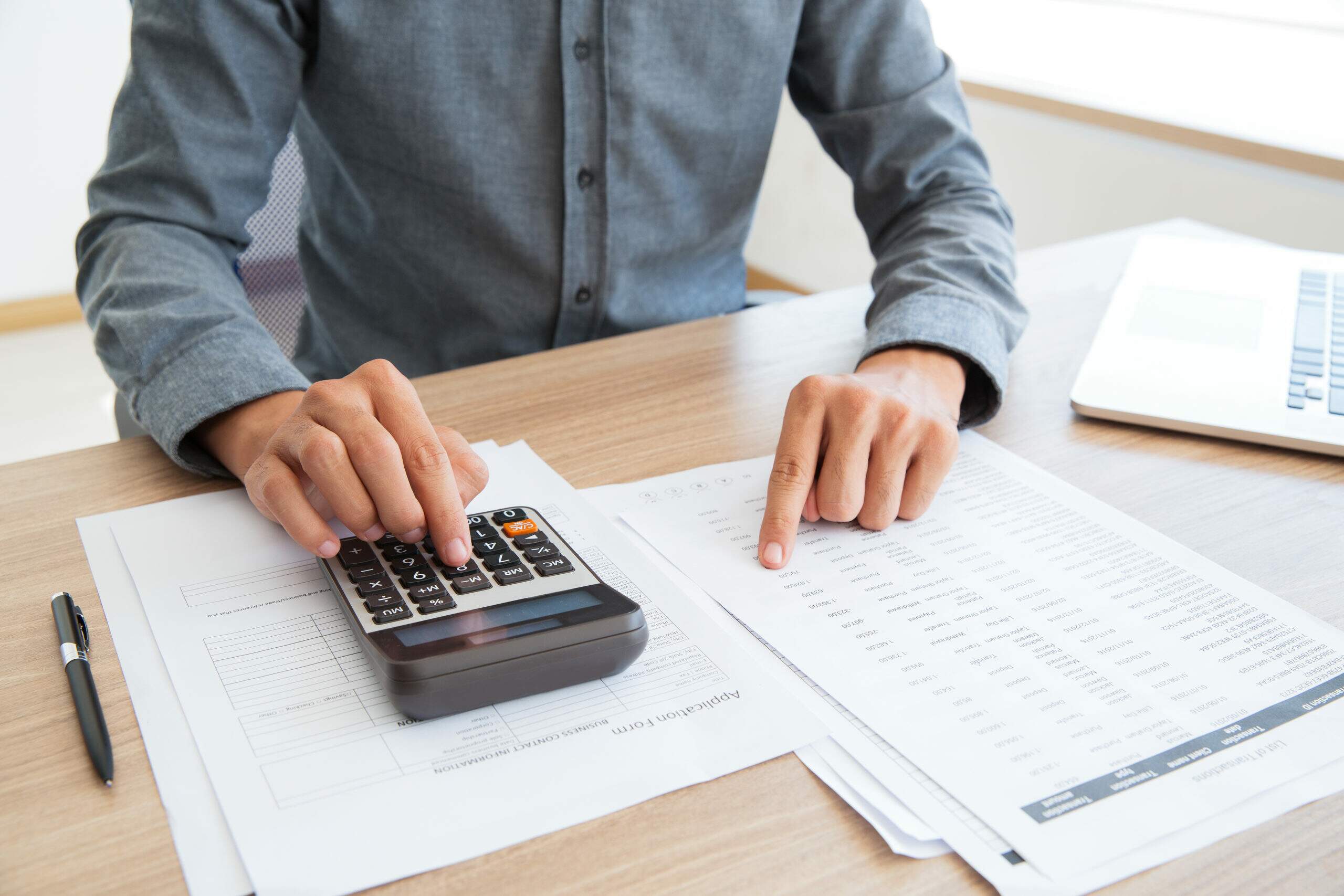 A contabilidade fiscal é um serviço realizado por profissionais para empresas que precisam de auxílio com suas obrigações fiscais.